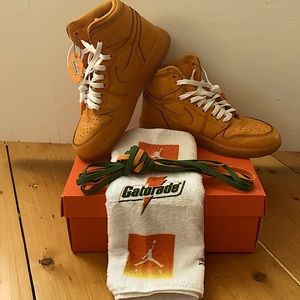 Air Jordan 1 Retro High OG 'Orange Peel'.
